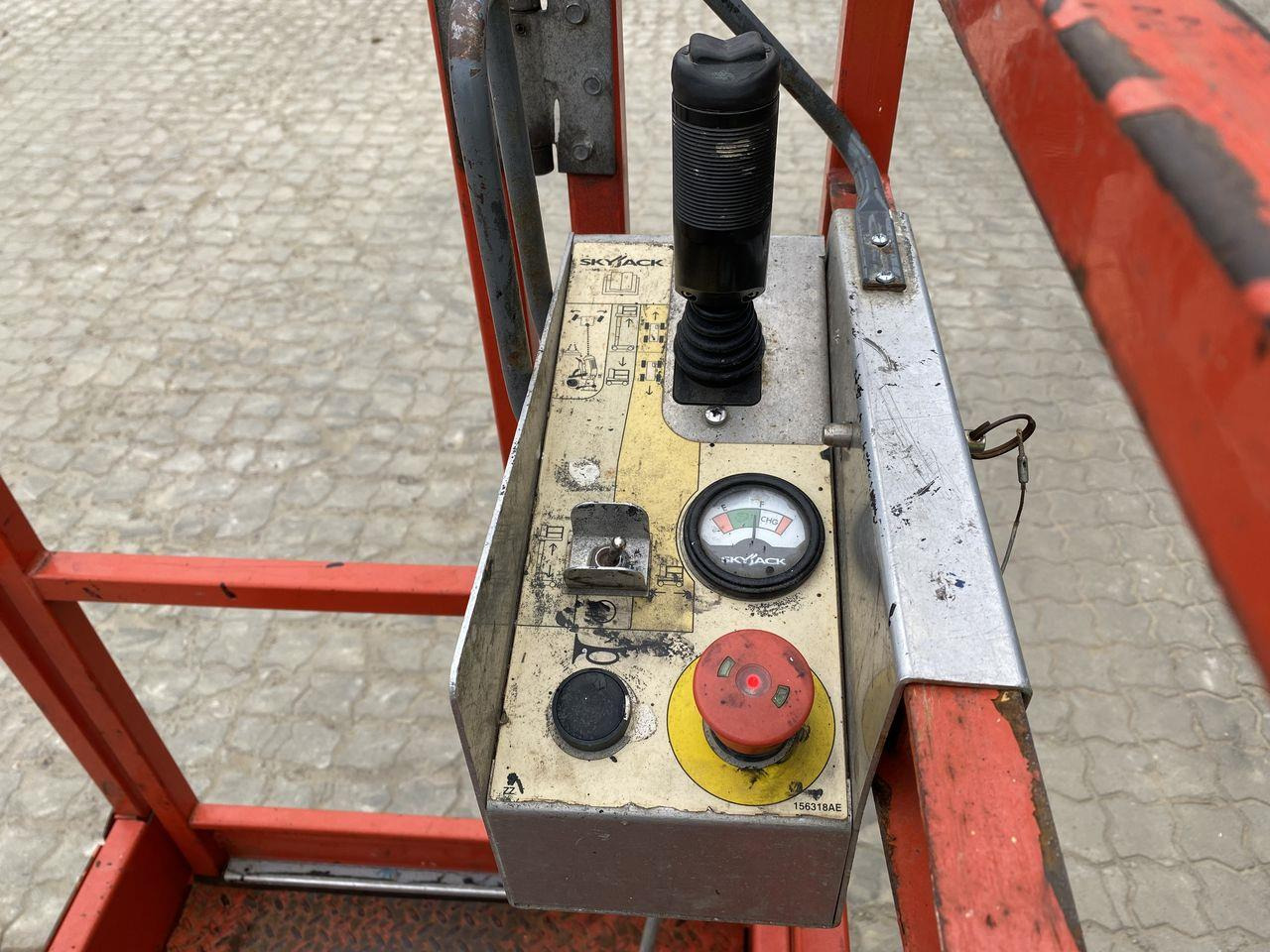 Skyjack SJ16 - Oszlopos személyemelő: 3 kép. Skyjack SJ16 - Oszlopos személyemelő: 3 kép.