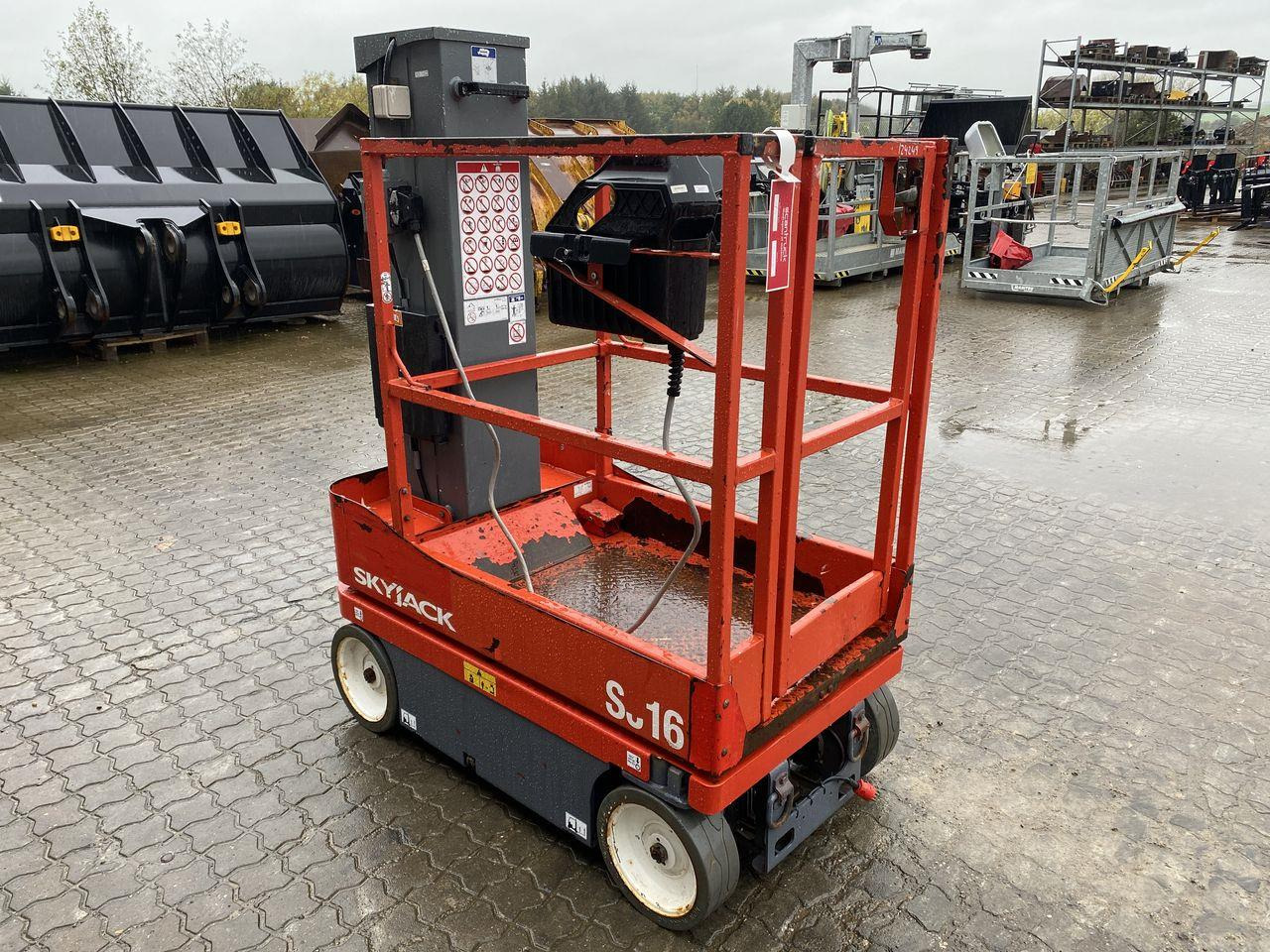 Skyjack SJ16 - Oszlopos személyemelő: 5 kép. Skyjack SJ16 - Oszlopos személyemelő: 5 kép.