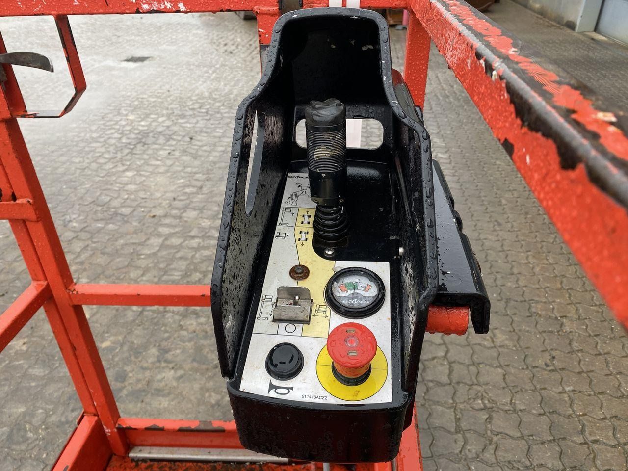 Skyjack SJ16 - Oszlopos személyemelő: 3 kép. Skyjack SJ16 - Oszlopos személyemelő: 3 kép.