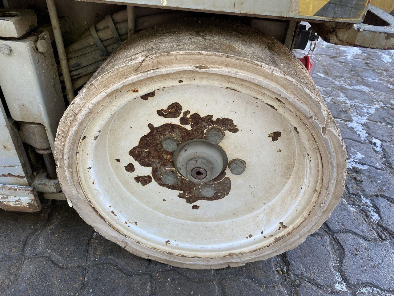 Ollós emelő Skyjack SJ3220: 6 kép. Ollós emelő Skyjack SJ3220: 6 kép.