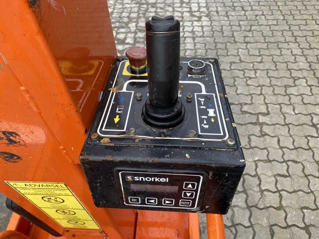 Snorkel TM12 - Oszlopos személyemelő: 3 kép. Snorkel TM12 - Oszlopos személyemelő: 3 kép.