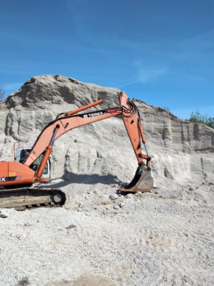 Terex TC240LC - Lánctalpas kotró: 4 kép. Terex TC240LC - Lánctalpas kotró: 4 kép.