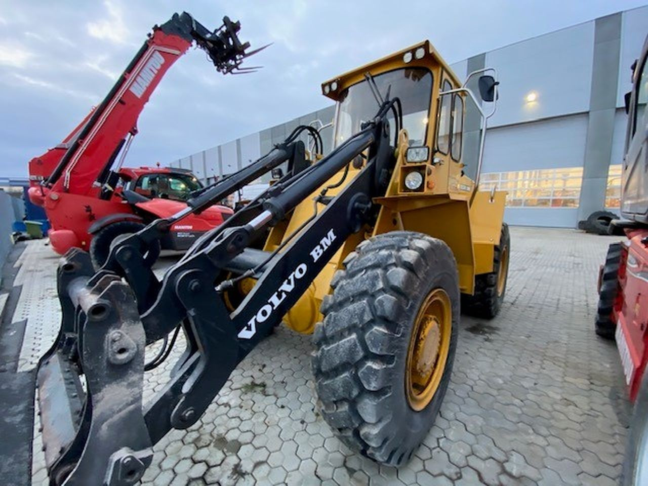 Volvo BM 4300 - Gumikerekes homlokrakodó: 3 kép. Volvo BM 4300 - Gumikerekes homlokrakodó: 3 kép.