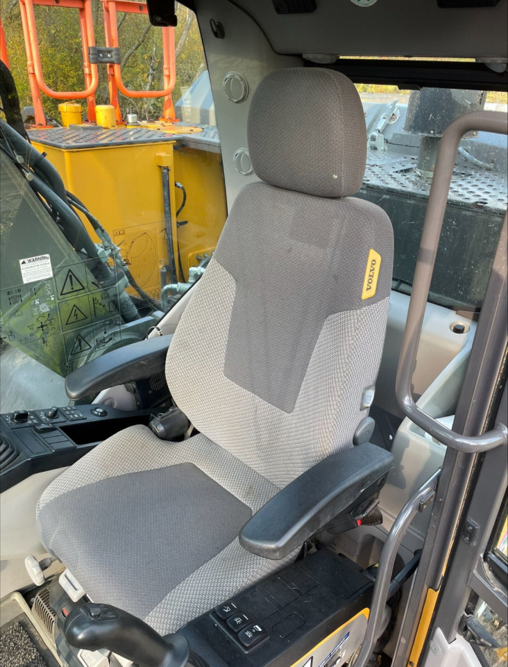 Volvo EC250E LR - Lánctalpas kotró: 3 kép. Volvo EC250E LR - Lánctalpas kotró: 3 kép.