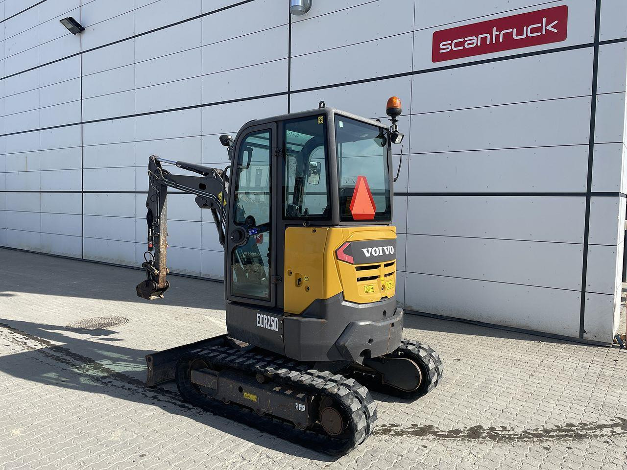 Volvo ECR25 - Minikotró: 2 kép. Volvo ECR25 - Minikotró: 2 kép.