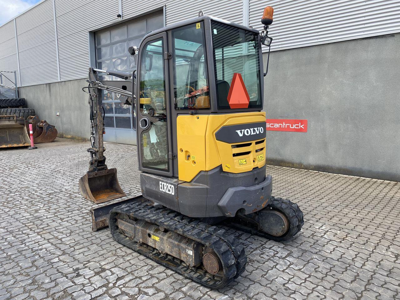 Volvo ECR25 - Minikotró: 2 kép. Volvo ECR25 - Minikotró: 2 kép.