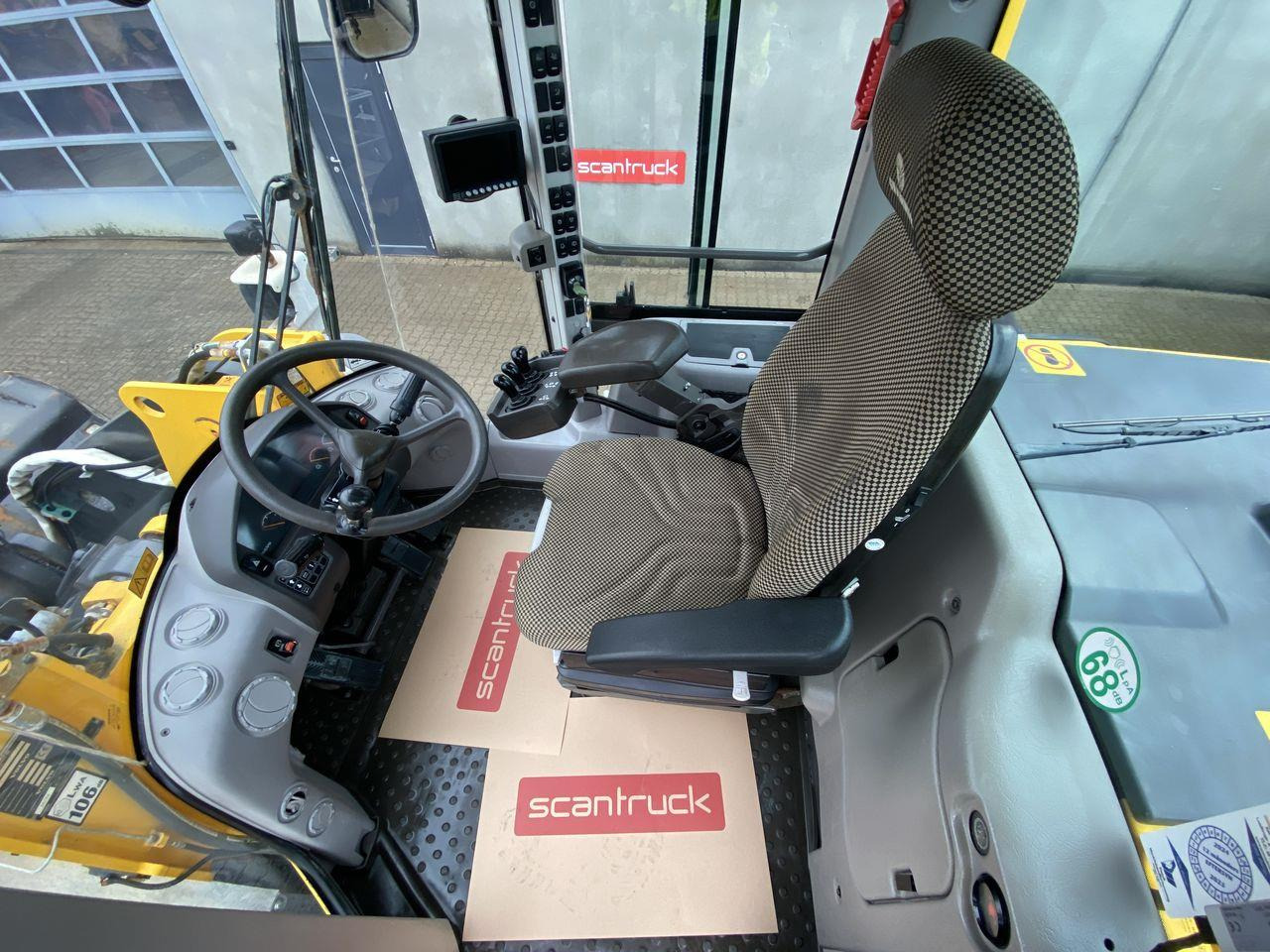 Volvo L120G - Gumikerekes homlokrakodó: 3 kép. Volvo L120G - Gumikerekes homlokrakodó: 3 kép.