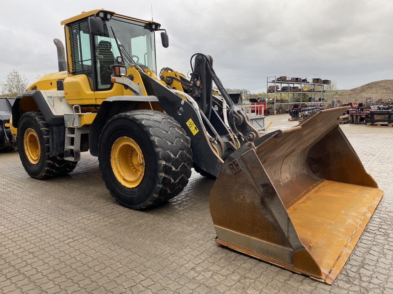 Volvo L120G - Gumikerekes homlokrakodó: 5 kép. Volvo L120G - Gumikerekes homlokrakodó: 5 kép.