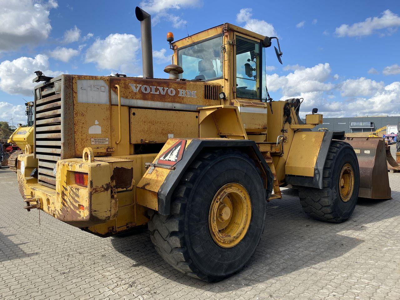 Volvo L150 - Gumikerekes homlokrakodó: 4 kép. Volvo L150 - Gumikerekes homlokrakodó: 4 kép.