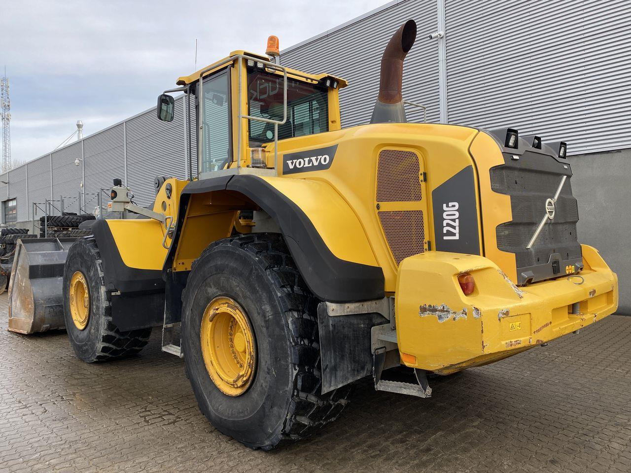 Volvo L220G - Gumikerekes homlokrakodó: 2 kép. Volvo L220G - Gumikerekes homlokrakodó: 2 kép.