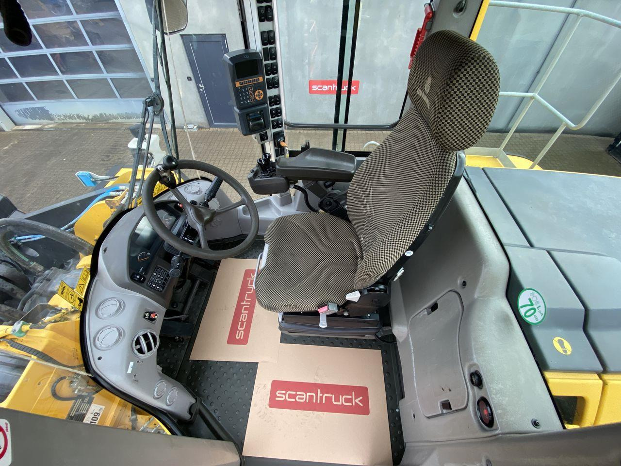 Volvo L220G - Gumikerekes homlokrakodó: 3 kép. Volvo L220G - Gumikerekes homlokrakodó: 3 kép.