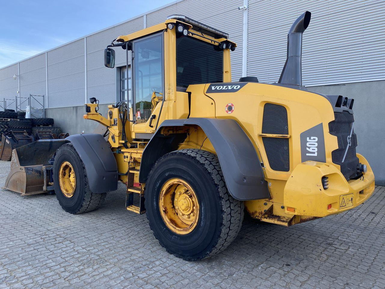 Volvo L60G - Gumikerekes homlokrakodó: 2 kép. Volvo L60G - Gumikerekes homlokrakodó: 2 kép.