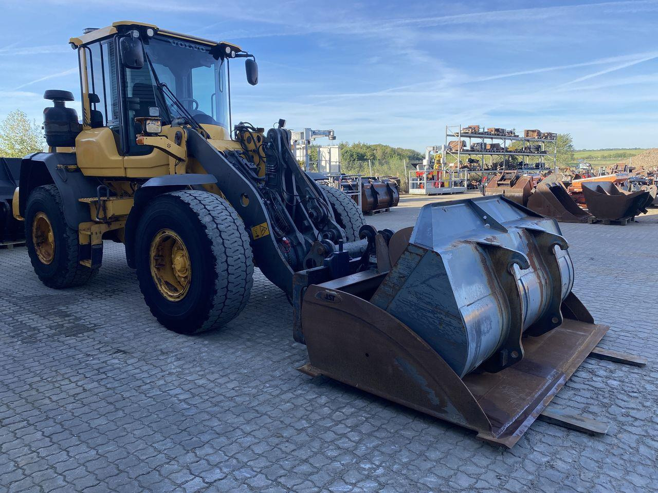 Volvo L60G - Gumikerekes homlokrakodó: 5 kép. Volvo L60G - Gumikerekes homlokrakodó: 5 kép.
