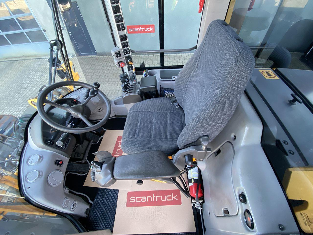 Volvo L60G - Gumikerekes homlokrakodó: 3 kép. Volvo L60G - Gumikerekes homlokrakodó: 3 kép.