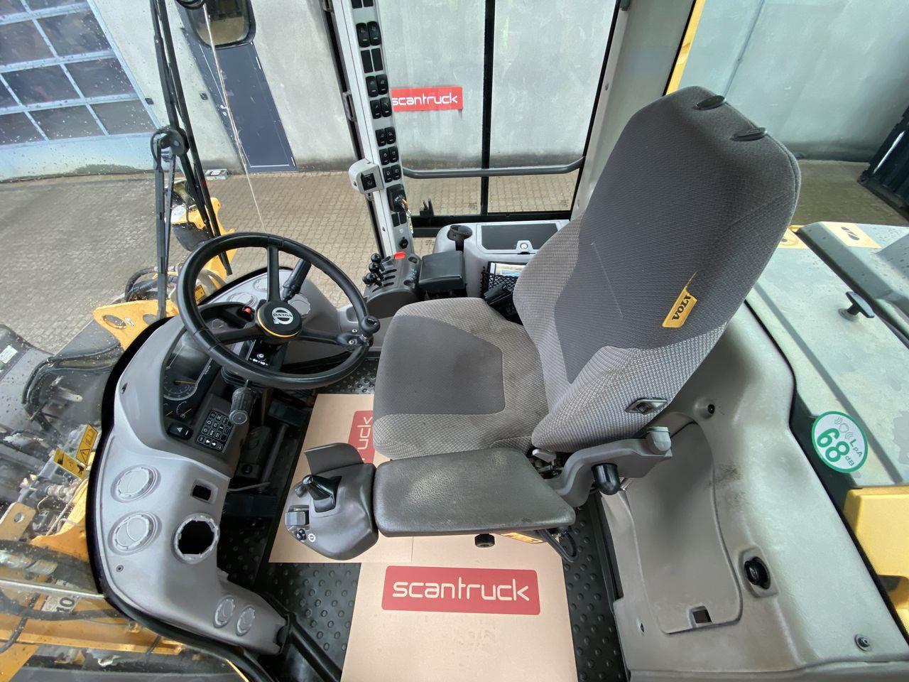 Volvo L60H - Gumikerekes homlokrakodó: 3 kép. Volvo L60H - Gumikerekes homlokrakodó: 3 kép.