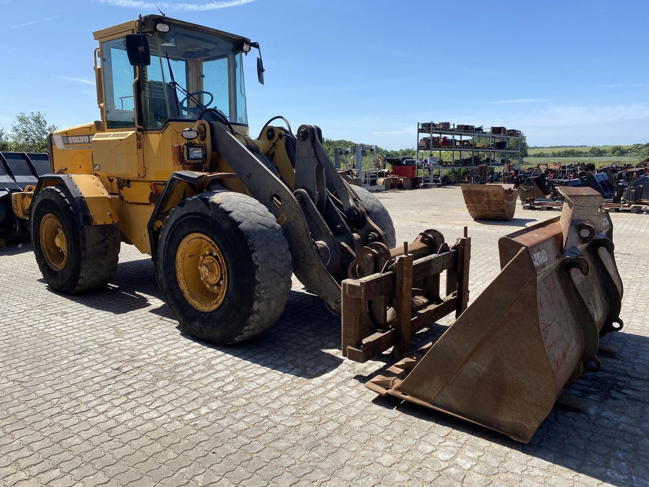 Volvo L70C - Gumikerekes homlokrakodó: 5 kép. Volvo L70C - Gumikerekes homlokrakodó: 5 kép.