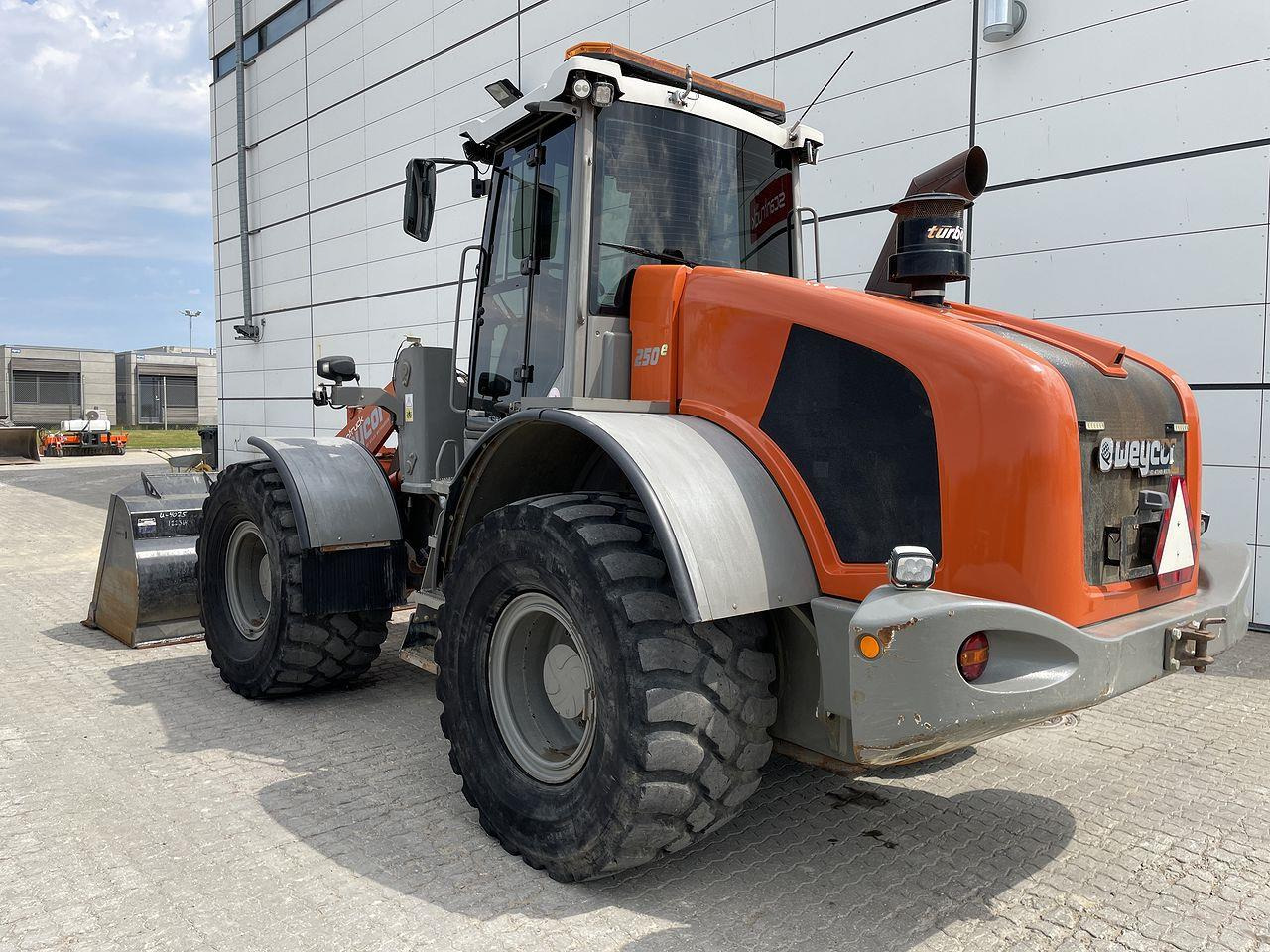 Weycor AR250E - Gumikerekes homlokrakodó: 2 kép. Weycor AR250E - Gumikerekes homlokrakodó: 2 kép.
