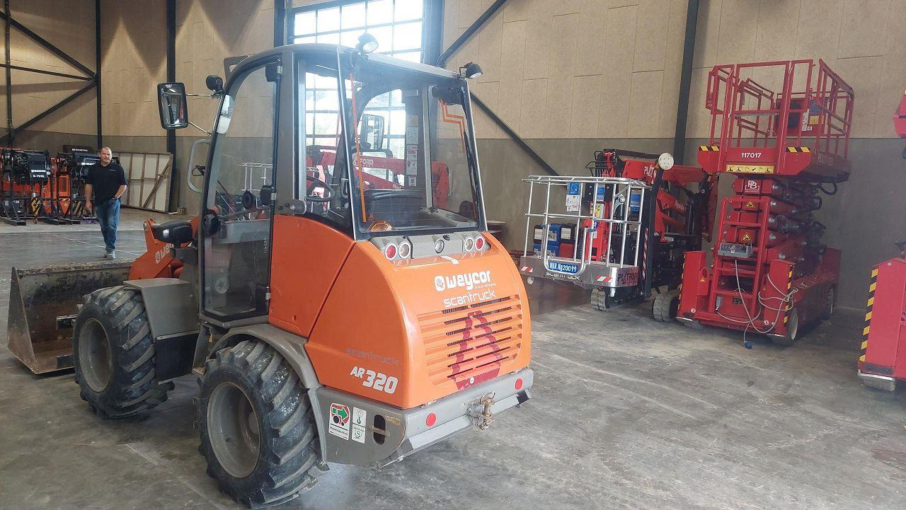 Weycor AR320 Cab - Derékcsuklós rakodó: 2 kép. Weycor AR320 Cab - Derékcsuklós rakodó: 2 kép.