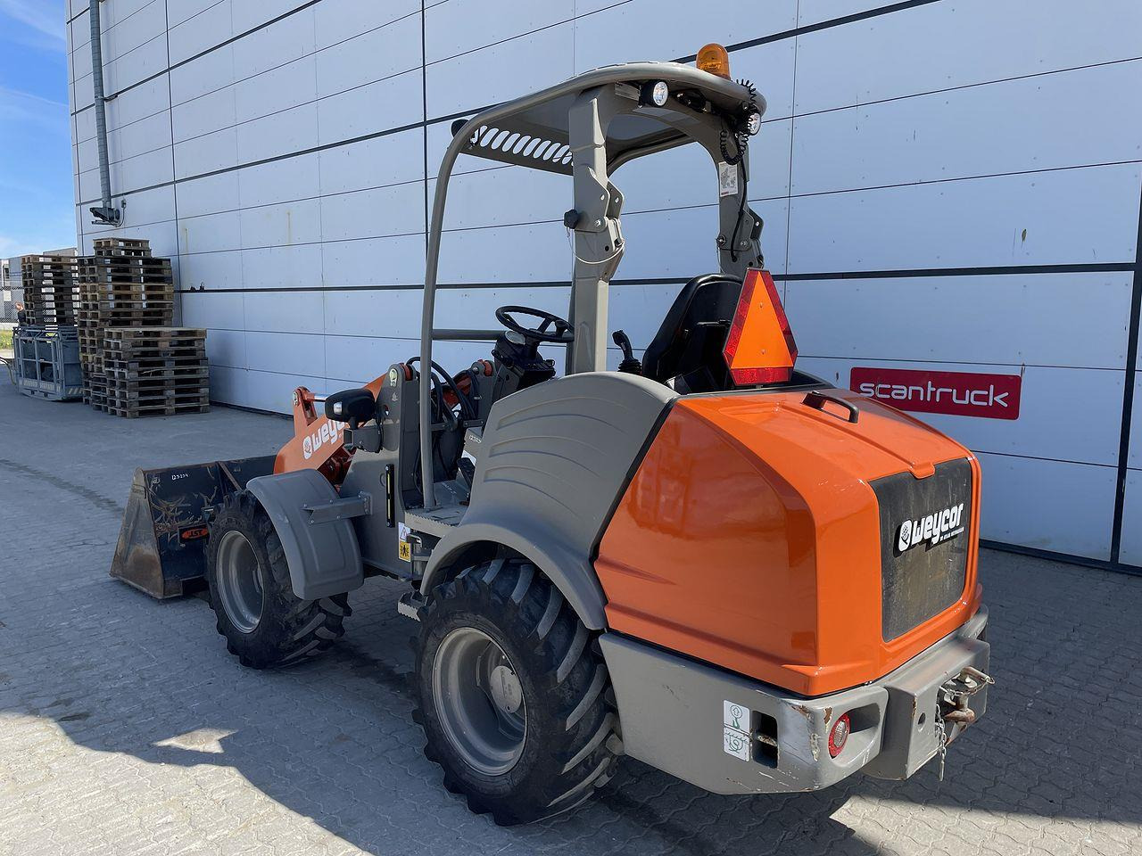 Weycor AR380 Agrar - Derékcsuklós rakodó: 2 kép. Weycor AR380 Agrar - Derékcsuklós rakodó: 2 kép.