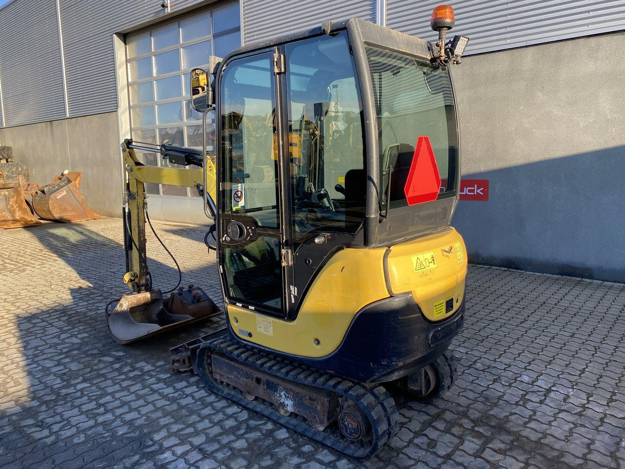 Yanmar SV18 - Minikotró: 2 kép. Yanmar SV18 - Minikotró: 2 kép.