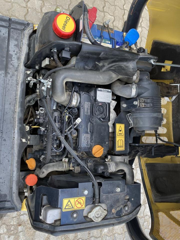 Minikotró Yanmar VIO12: 9 kép. Minikotró Yanmar VIO12: 9 kép.