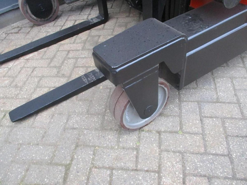 BT FRE 270 - Négyutas tolóoszlopos targoncá: 4 kép. BT FRE 270 - Négyutas tolóoszlopos targoncá: 4 kép.