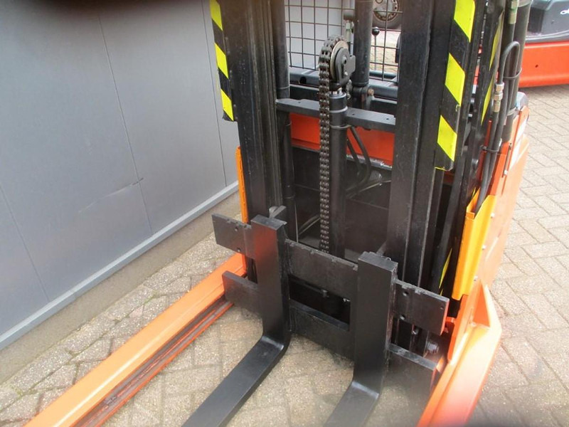 BT RWE 120 - Kézi raklapemelő: 4 kép. BT RWE 120 - Kézi raklapemelő: 4 kép.