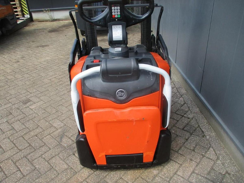 BT SPE 200L - Kézi raklapemelő: 4 kép. BT SPE 200L - Kézi raklapemelő: 4 kép.