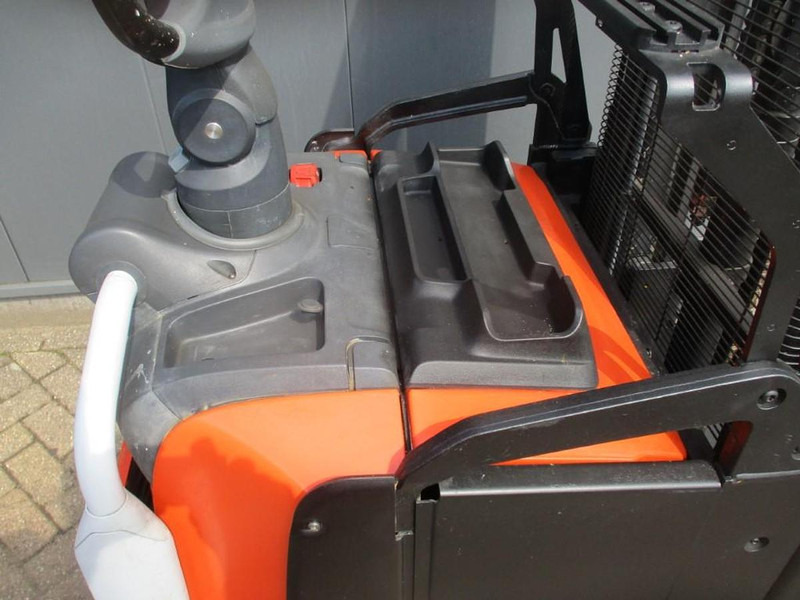 BT SPE 200L - Kézi raklapemelő: 5 kép. BT SPE 200L - Kézi raklapemelő: 5 kép.