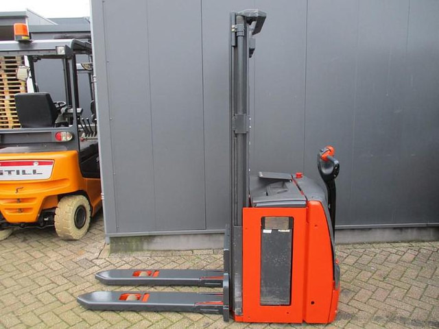 Linde L14 - Emelőtargoncá: 2 kép. Linde L14 - Emelőtargoncá: 2 kép.