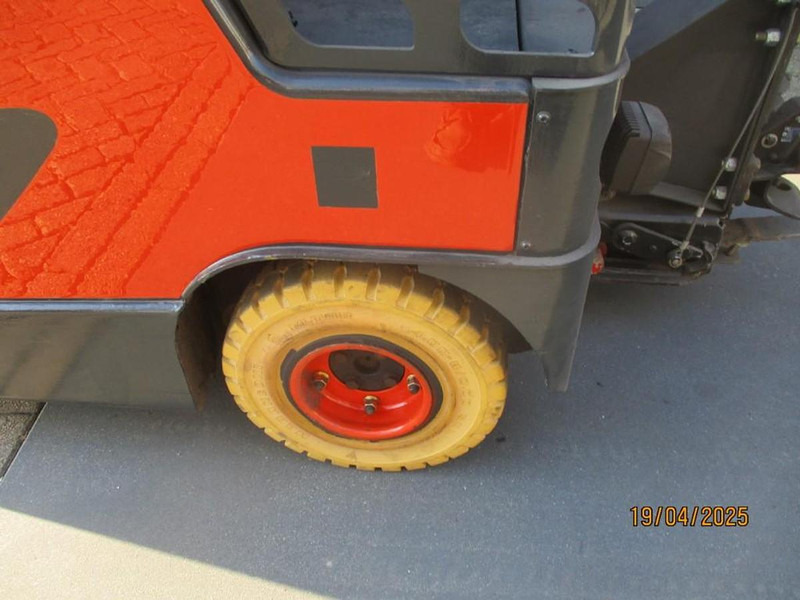 Linde P 60 - Elektromos vontató: 4 kép. Linde P 60 - Elektromos vontató: 4 kép.