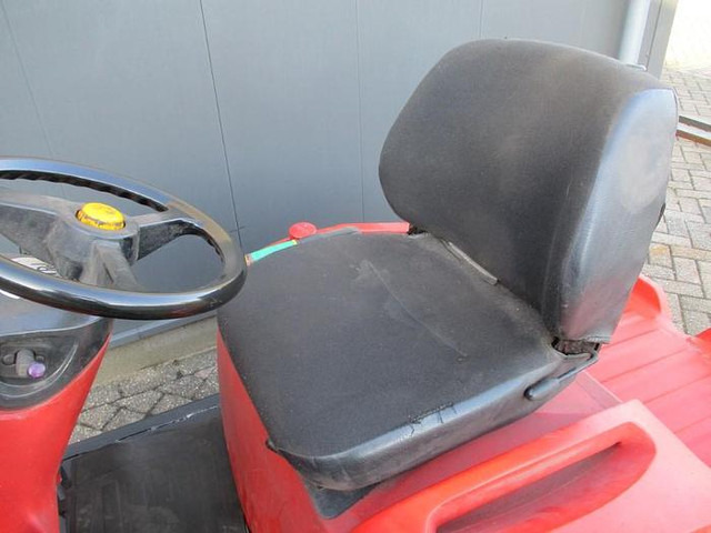 Linde P60 - Elektromos vontató: 5 kép. Linde P60 - Elektromos vontató: 5 kép.