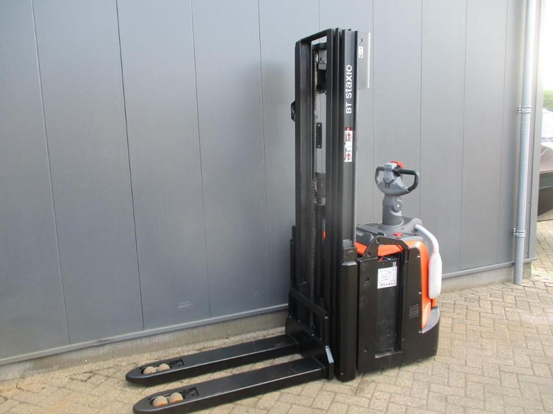 Toyota SPE 120L - Emelőtargoncá: 2 kép. Toyota SPE 120L - Emelőtargoncá: 2 kép.