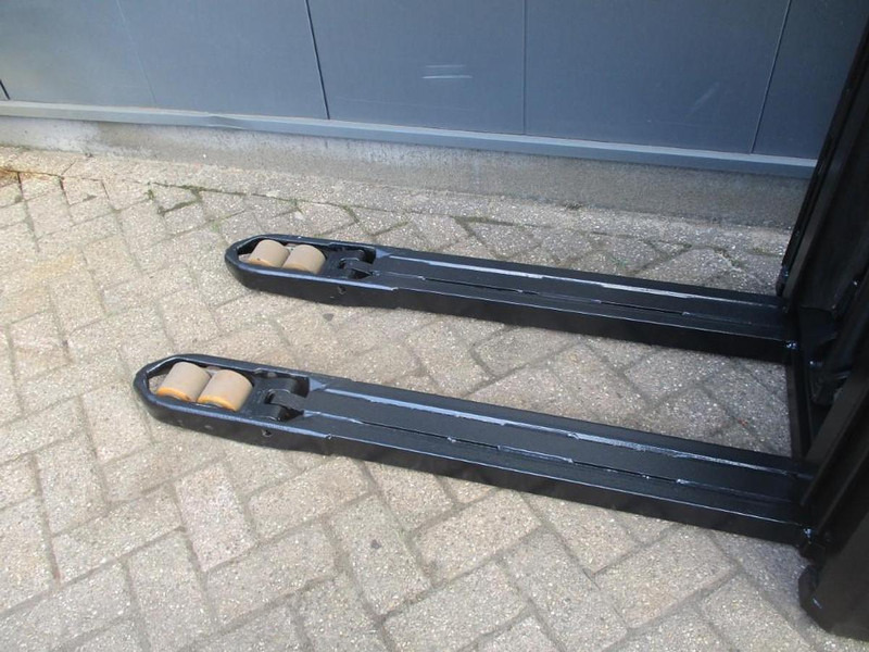 Toyota SPE 120L - Emelőtargoncá: 4 kép. Toyota SPE 120L - Emelőtargoncá: 4 kép.