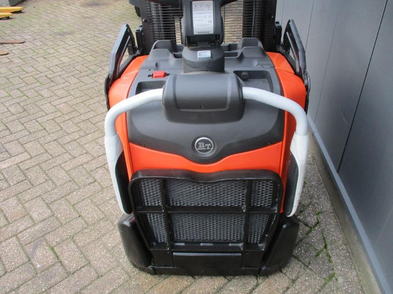 Toyota SPE120 - Kézi raklapemelő: 5 kép. Toyota SPE120 - Kézi raklapemelő: 5 kép.