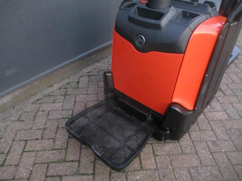 Toyota SPE120 - Kézi raklapemelő: 5 kép. Toyota SPE120 - Kézi raklapemelő: 5 kép.