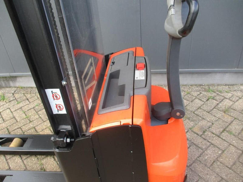 Toyota SWE 100 - Emelőtargoncá: 5 kép. Toyota SWE 100 - Emelőtargoncá: 5 kép.