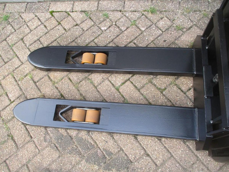 Toyota SWE 100 - Emelőtargoncá: 4 kép. Toyota SWE 100 - Emelőtargoncá: 4 kép.