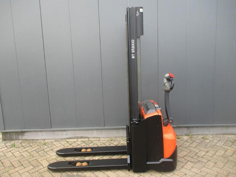 Toyota SWE 100 - Emelőtargoncá: 1 kép. Toyota SWE 100 - Emelőtargoncá: 1 kép.