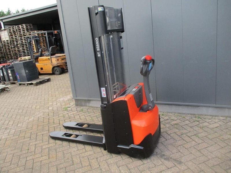 Toyota SWE 100 - Emelőtargoncá: 3 kép. Toyota SWE 100 - Emelőtargoncá: 3 kép.