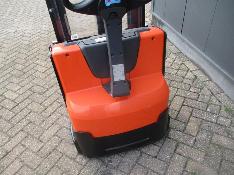 Toyota SWE 100 - Emelőtargoncá: 4 kép. Toyota SWE 100 - Emelőtargoncá: 4 kép.