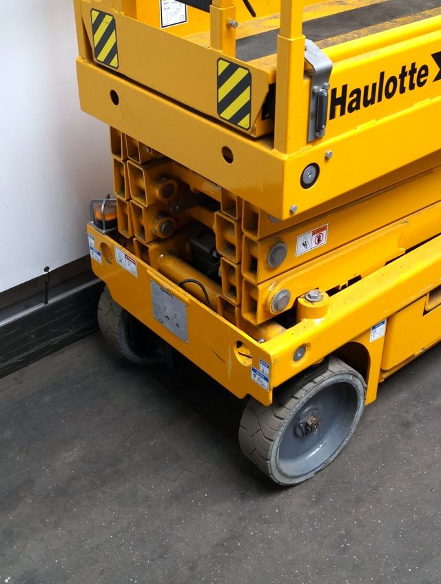 Haulotte Compact 10N - Ollós emelő: 3 kép. Haulotte Compact 10N - Ollós emelő: 3 kép.