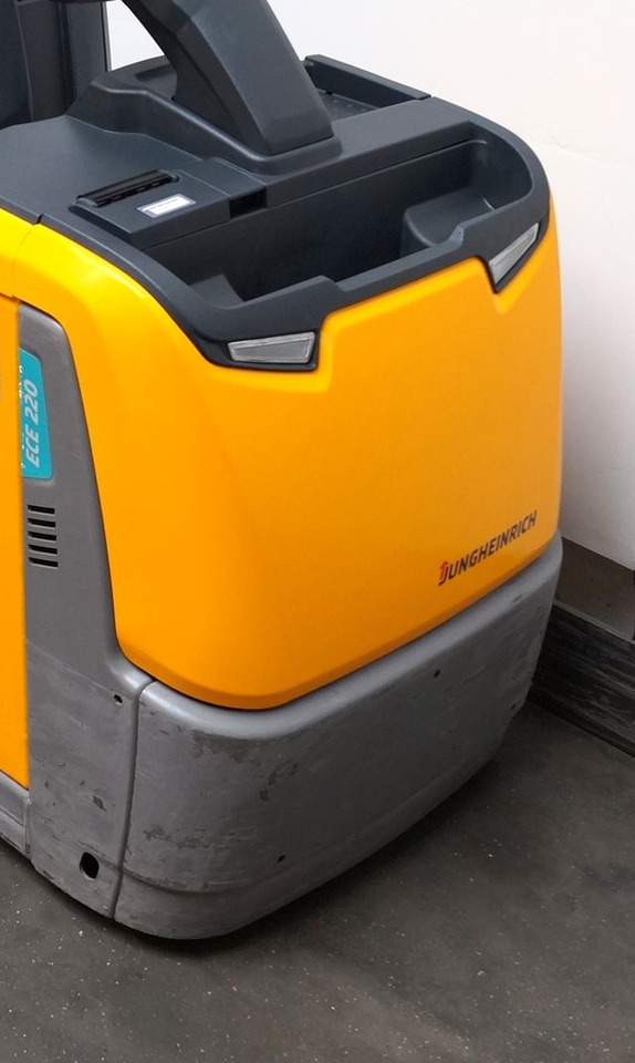 Jungheinrich ECE220 - Komissiózó targoncá: 4 kép. Jungheinrich ECE220 - Komissiózó targoncá: 4 kép.