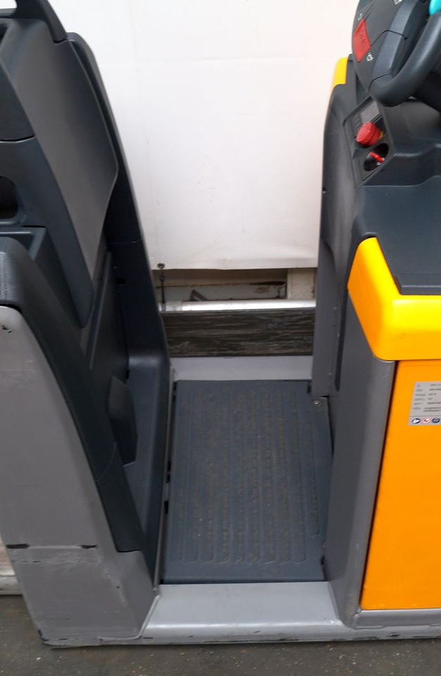 Jungheinrich ECE220 - Komissiózó targoncá: 5 kép. Jungheinrich ECE220 - Komissiózó targoncá: 5 kép.
