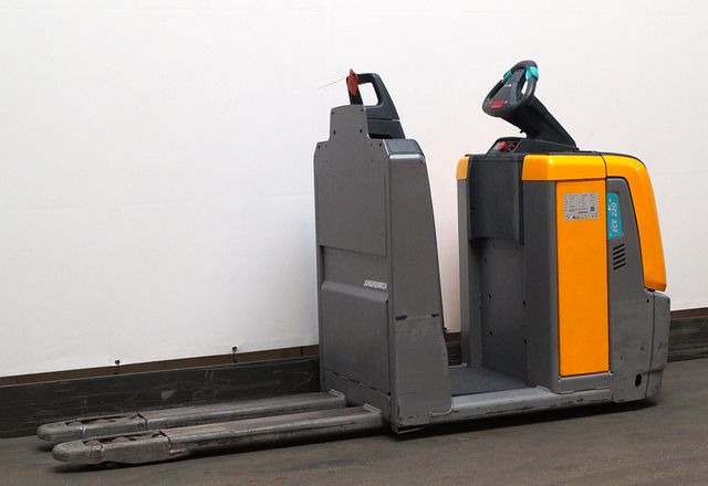 Jungheinrich ECE220 - Komissiózó targoncá: 1 kép. Jungheinrich ECE220 - Komissiózó targoncá: 1 kép.
