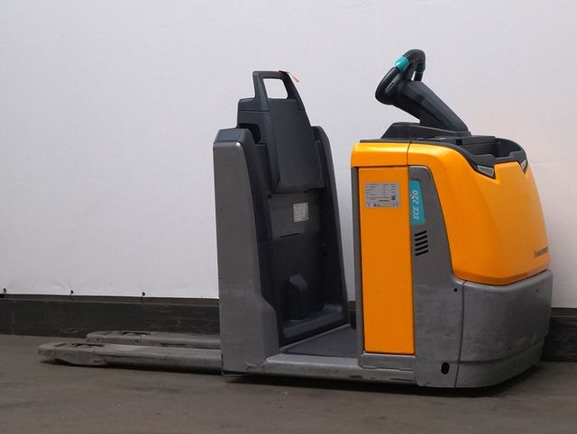 Jungheinrich ECE220 - Komissiózó targoncá: 2 kép. Jungheinrich ECE220 - Komissiózó targoncá: 2 kép.