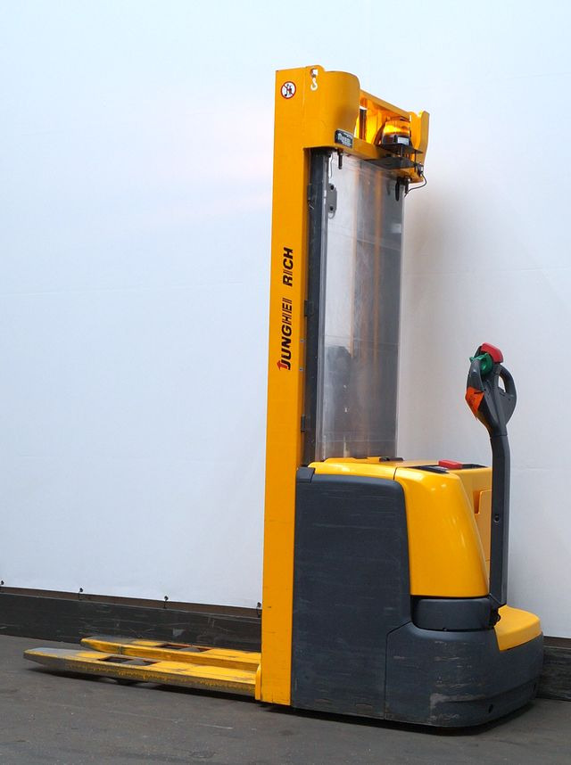 Jungheinrich EJC214 - Emelőtargoncá: 2 kép. Jungheinrich EJC214 - Emelőtargoncá: 2 kép.