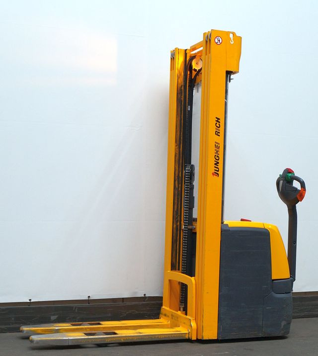 Jungheinrich EJC214 - Emelőtargoncá: 1 kép. Jungheinrich EJC214 - Emelőtargoncá: 1 kép.