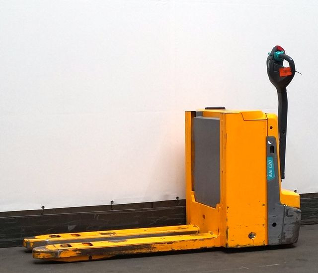 Jungheinrich EJE C20 - Kézi raklapemelő: 1 kép. Jungheinrich EJE C20 - Kézi raklapemelő: 1 kép.