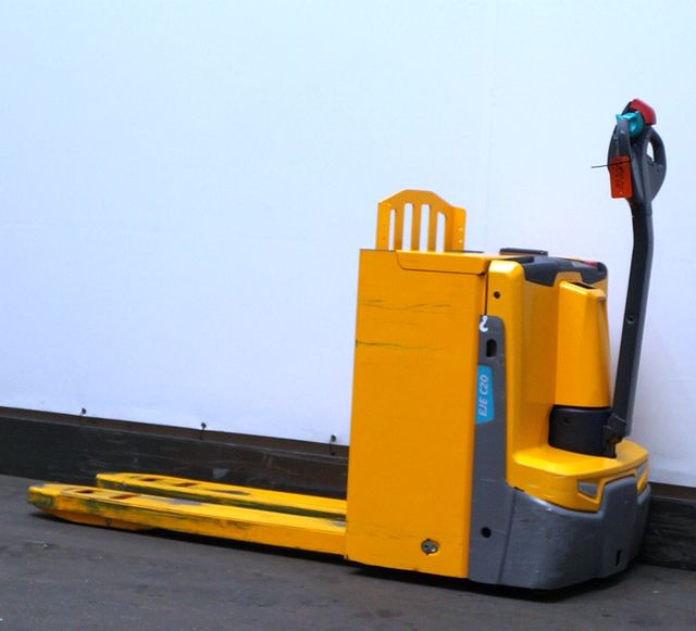 Jungheinrich EJE C20 - Kézi raklapemelő: 2 kép. Jungheinrich EJE C20 - Kézi raklapemelő: 2 kép.